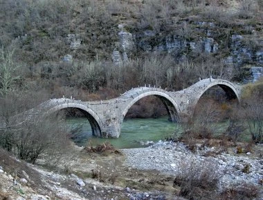 Ιωάννινα: Εκτελούνται εργασίες αποκατάστασης της ζημιάς στο τρίτοξο γεφύρι του Ζαγορίου